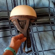 Kask Orzeszek  z epoki PRL-u z odpinanym frasunkiem