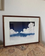 Print z białymi chmurami odbijającymi się w tafli wody