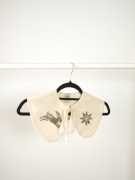 Ręcznie drukowany kołnierzyk z zającem