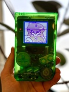Game Boy DMG-01 z podświetleniem.