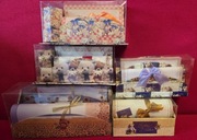 Zestaw 5 kompletów papeterii z misiami.