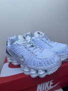 Białe Nike Shox TL