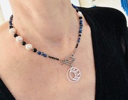 Naszyjnik z Lapis Lazuli, Turmalinu i Perły „Amina” – Inspiracja Duszy