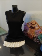 Czarna sukienka bez rękawów z białą plisowaną falbaną 