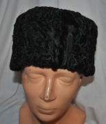 damska czapka z czarnych naturalnych karakuł