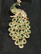 Piękna metalowa broszka złoto i kamienie, Paw