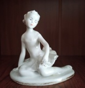 Siedząca baletnica. Figurka porcelanowa