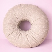 Poduszka do piercingu donut do przekłuwania uszu i spania Beżowa Łąka35 cm