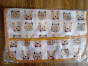 Śliniaczek z rękawami.