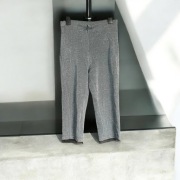 Brokatowe spodnie z połyskiem – eleganckie i modne