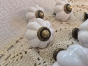 Ceramiczne gałki do mebli uchwyty białe stare złoto