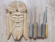 Płaskorzeźba głowa Chrystusa w cierniowej koronie i narzędzia do rzeźbienia