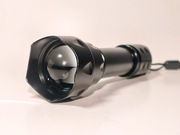 Poręczna latarka z zoomem, regulowana wiązka, kompletny zestaw