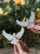 Para białych turkawek – ozdoba inspirowana filmem „Kevin sam w Nowym Jorku”