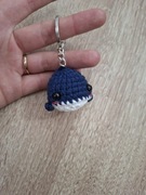 Brelok wielorybek wykonany na szydełku