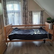 Używane łóżko medyczne z wysięgnikiem i stolikiem przyłóżkowym 