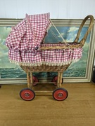 Wiklinowy wózek / koszyk dekoracyjny w stylu vintage – kratka z koronką