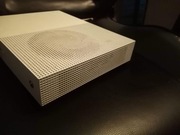 Xbox one s + trzy pady 