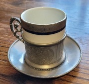 Filiżanka espresso  z podstawką koszykiem z cyny włoskiej firmy IPA Milano