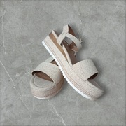 Beżowe sandały na platformie