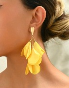 Kolczyki wiszące płatki materiałowe kolor bananowy ze złotą łezką 