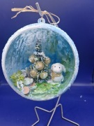 Bombka przestrzenna z Królisią przy choince 12cm