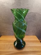 Wazon z zielonego szkła PRL