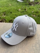 Szara czapka z daszkiem New Era