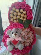 Ręcznie wykonany, słodkościami Raffaello i uroczym pluszowym misiem 