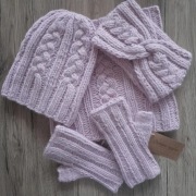 Komplet zrobiony na drutach z mitenkami 