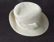 Klasyczny elegancki kapelusz damski beżowy, obwód 54cm.