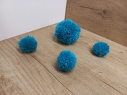 Zestaw pomponów 4 niebieskie pompony zrobione na pom pom maker