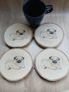 Mops. Podkładka pod kubek, naturalne drzewo.