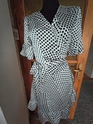 Biała sukienka w czarne kropki grochy z falbankami kopertowa XL