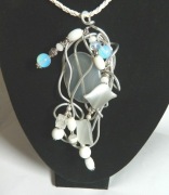 Unikatowy wisior z białymi kamieniami, rarytas