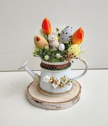 Dekoracja wielkanocna w metalowej konewce 