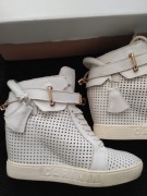 CARINIi skórzane białe botki na koturnie,skóra naturalna ,stan idealny, 37