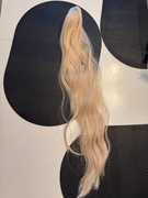 doczepiany kucyk typu clip-in w kolorze blond. Długość 60 cm