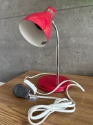 Lampa biurkowa Shelley BB523 z chromowanym giętkim ramieniem.