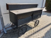 Wózek ekspozycyjny w stylu retro 