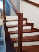 Schody drewniane na beton, samonośne, dywanowe