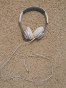 Biało- srebrne słuchawki nauszne z kablem 