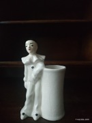 porcelanowy pierrot/arlekin w stylu art déco z  wazonikiem