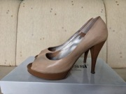 Eleganckie letnie buty w kolorze beżowym, wykonane z naturalnej skóry.