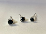 Zestaw trzech par kolczyków z czarnym kryształkiem 