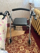 Chodzik dla osoby niepełnosprawnej  z siedziskiem i koszem ma zakupy 