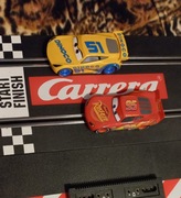 2 auta Carrera Evolution Lightning McQueen i Dinoco Cruz, skala 1:32