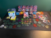 Figurki Prismatic Evolutions, monety, puszki, deck box Lillie