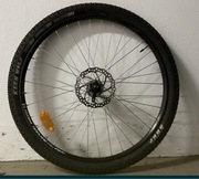 Przednie koło rowerowe 27,5” z oponą i tarczą hamulcową