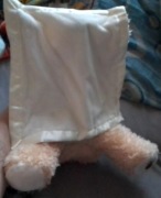 Miś który podnosi chusteczkę i mówi j.ang